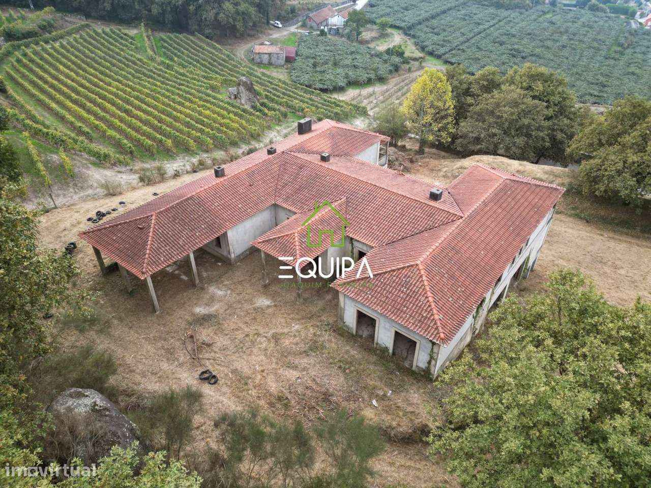 Terreno para construção (com moradia  T-5, construída em grosso), e-37