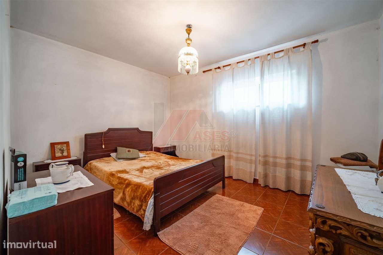 Moradia Espaçosa com 3 Habitações Independentes, Garagens e Terreno –-35