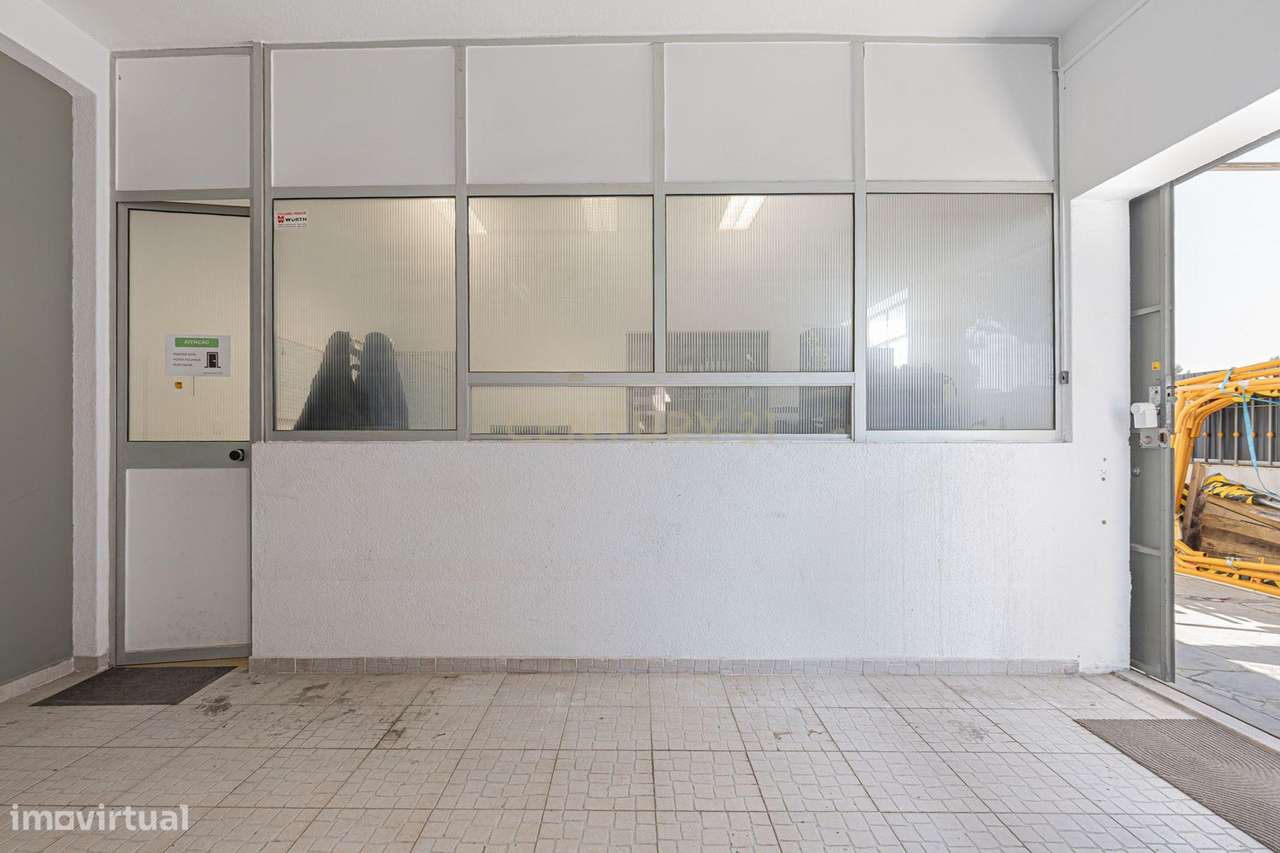 Armazém com elevado potencial e 220m² úteis, a 3 min da A2 - Grande imagem: 4/60