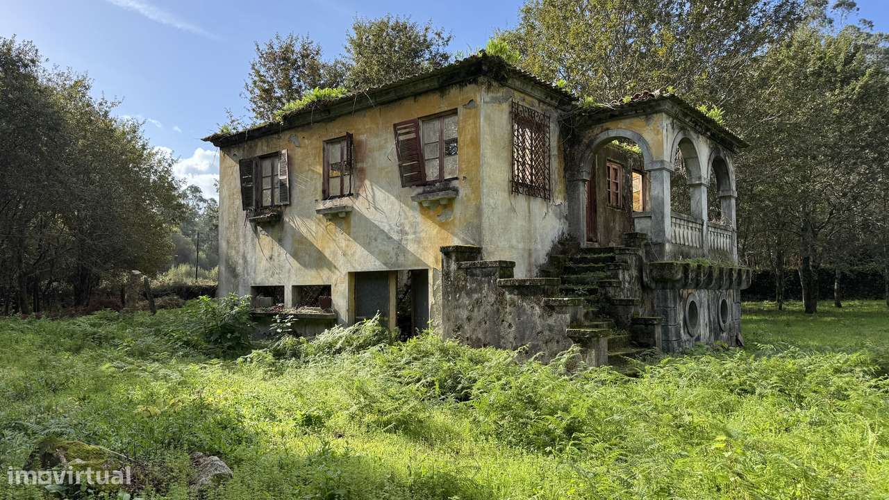 Ruína por renovar - 9700m2 - vedada em pedra - Vila Cova-1