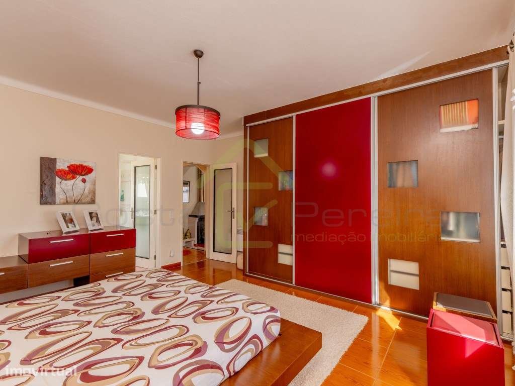 Moradia T4 a minutos dos acessos da A8 e perto das praias de região-15