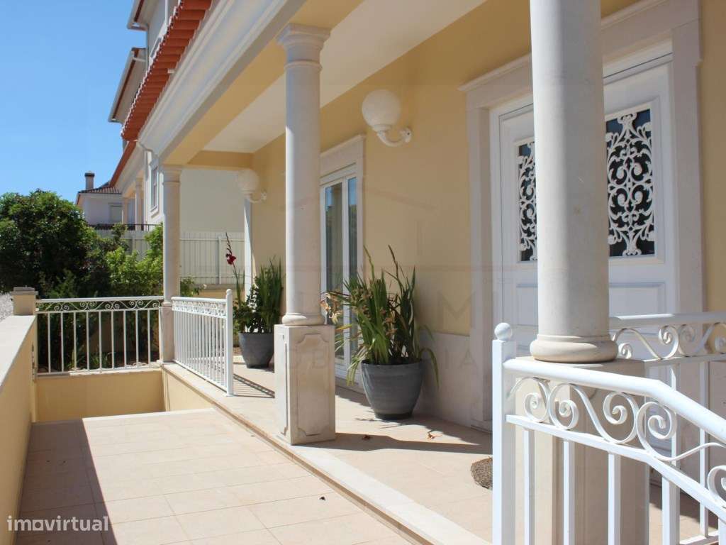 Moradia T5 com grandes áreas em zona muito tranquila de Rio Maior-8