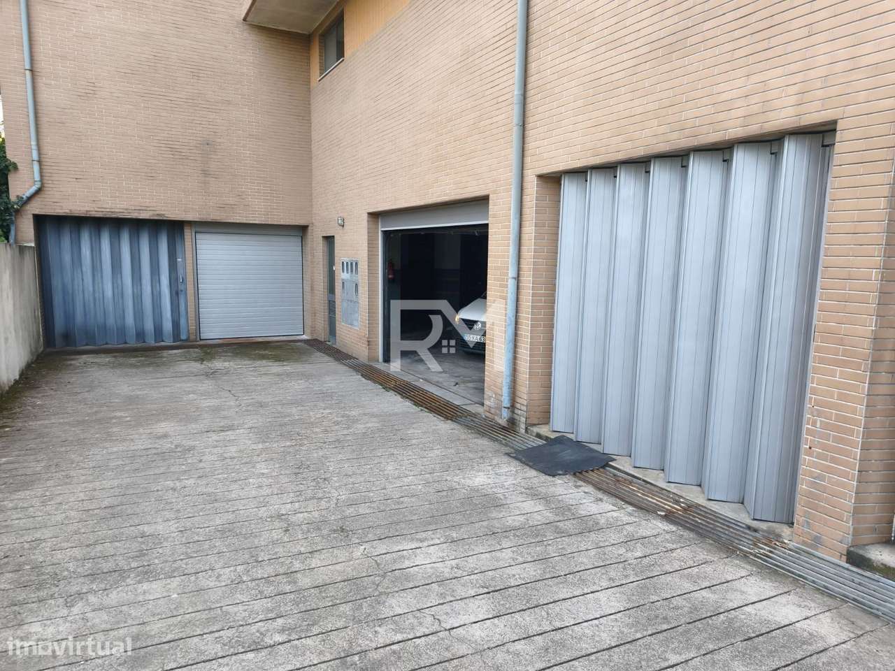 GARAGEM BOX COM ARRUMOS | CENTRO DE VALONGO-0