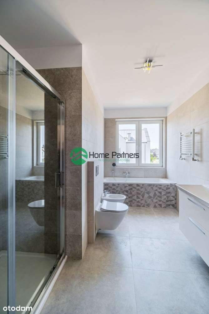 Wysoki na 5,5m salon z oknami do sufitu-6