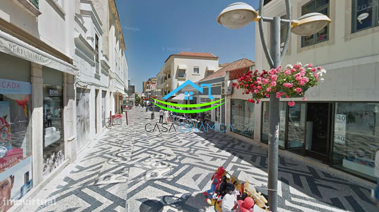 Loja na rua da Liberdade com 2 montras-7