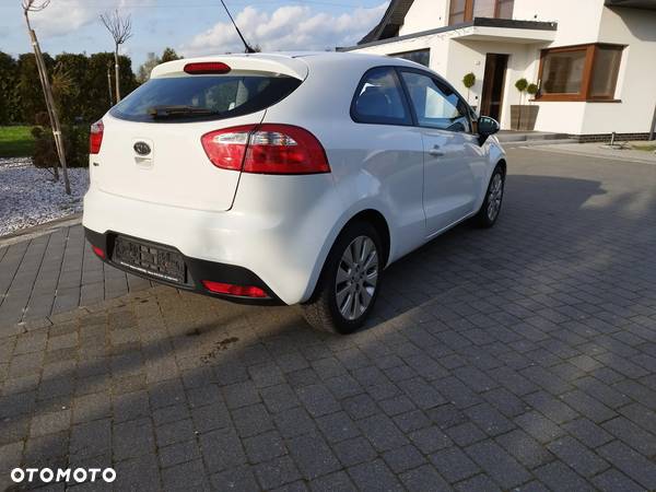 Kia Rio 1.2 L - 5