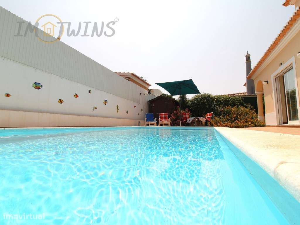Moradia com piscina e jardim em Carvoeiro-8