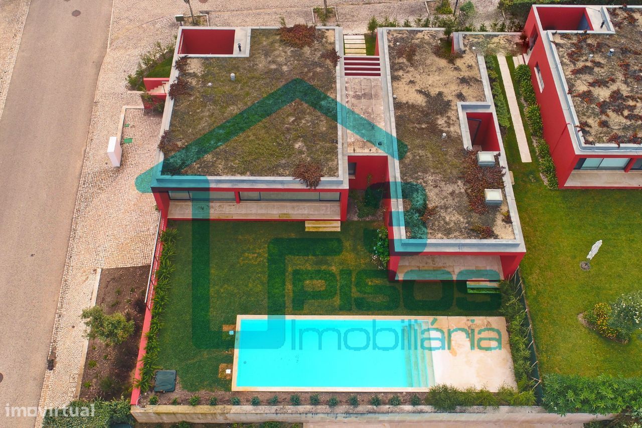 Moradia V3 luxo (3 suites), jardim, piscina - Condomínio Bom Sucesso