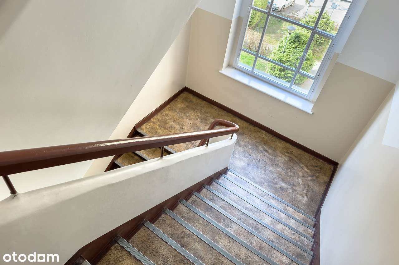 Trzystronne, z balkonem i piwnicą, przy tramwaju-1