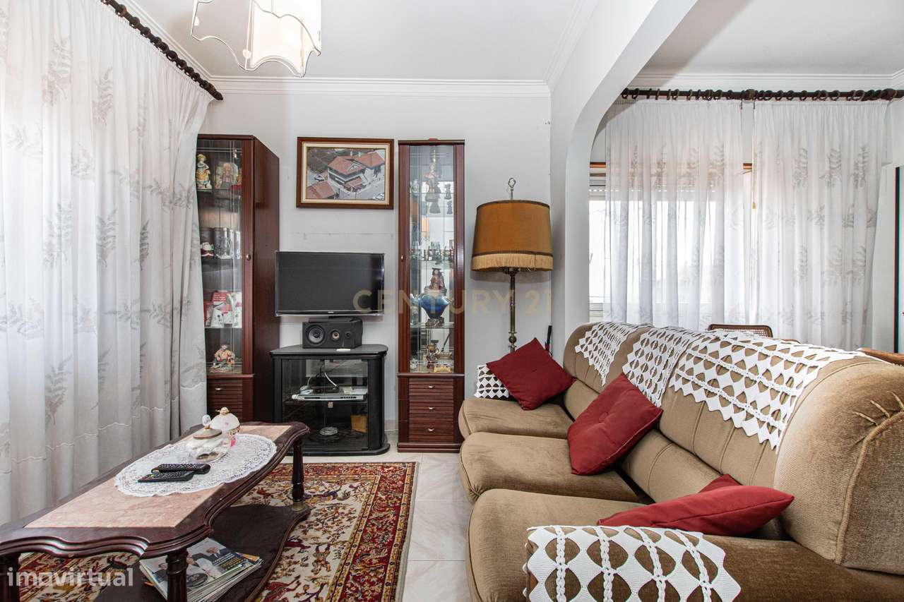 Moradia dividida em 3 apartamentos t2 , entradas independentes e mais - Grande imagem: 4/17