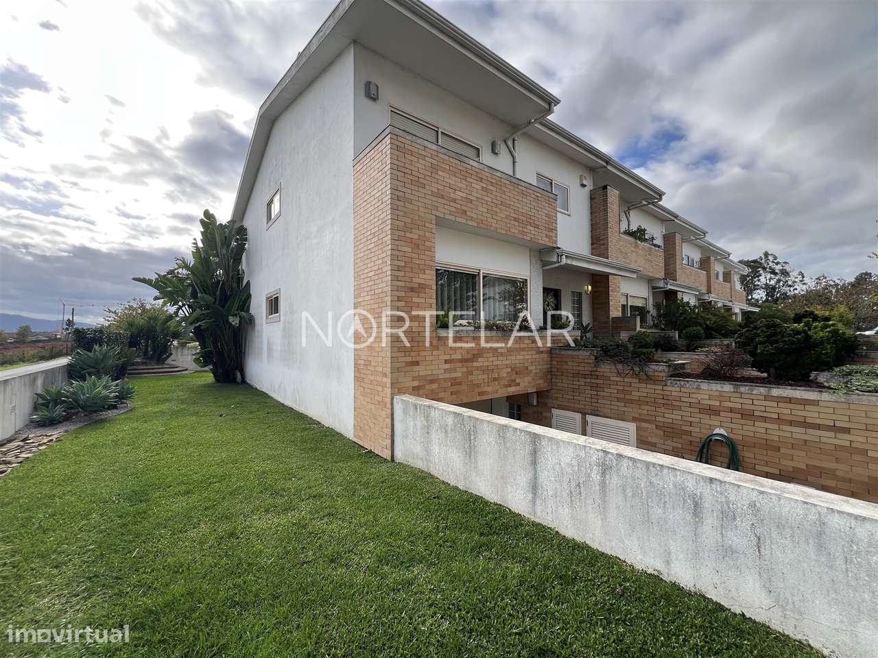 Moradia T3 com jardim e 3 frentes em Famalicão-41