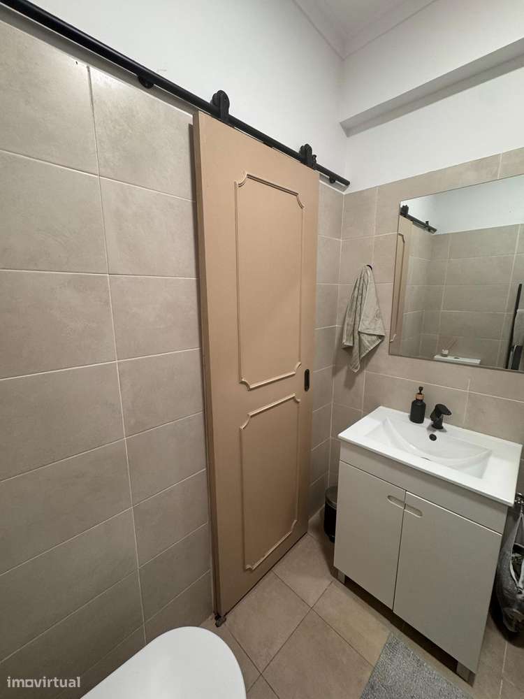 T1 + 1 renovado com varanda e ar condicionado em Alfornelos, Amadora-9