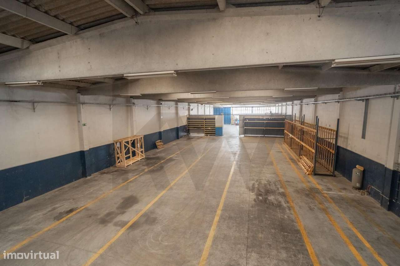**Armazém com logradouro na Zona Industrial de Serzedo, Vila Nova de G-15