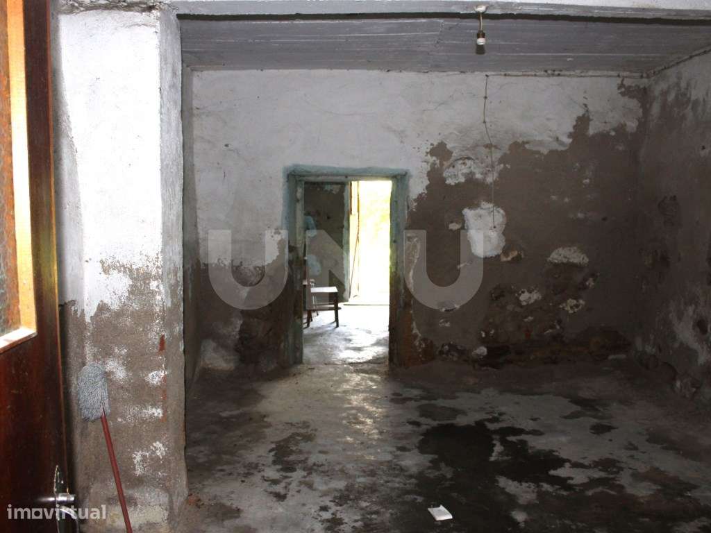 Moradia com Logradouro para Remodelar-7