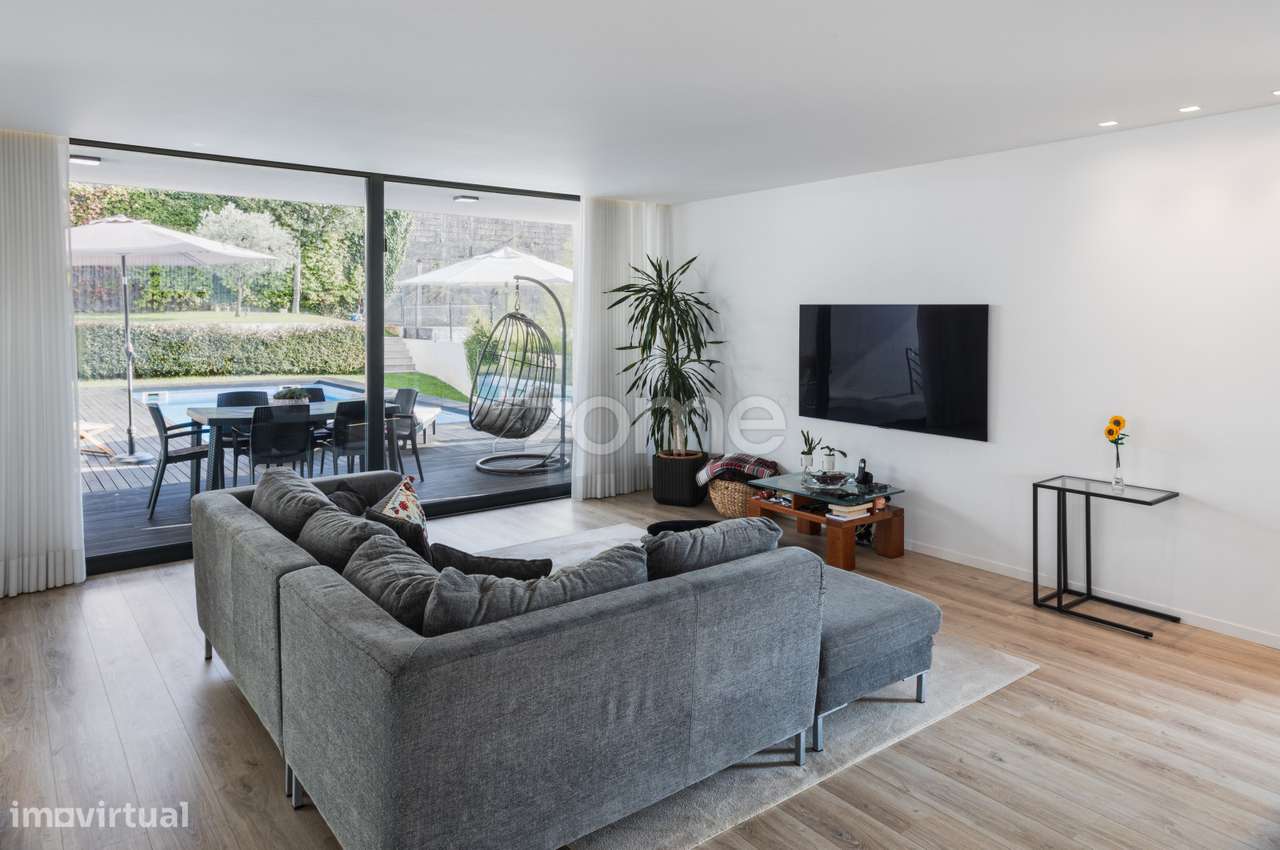 Moradia zona social térrea em Nogueira com Piscina e Três Suites - Grande imagem: 3/34