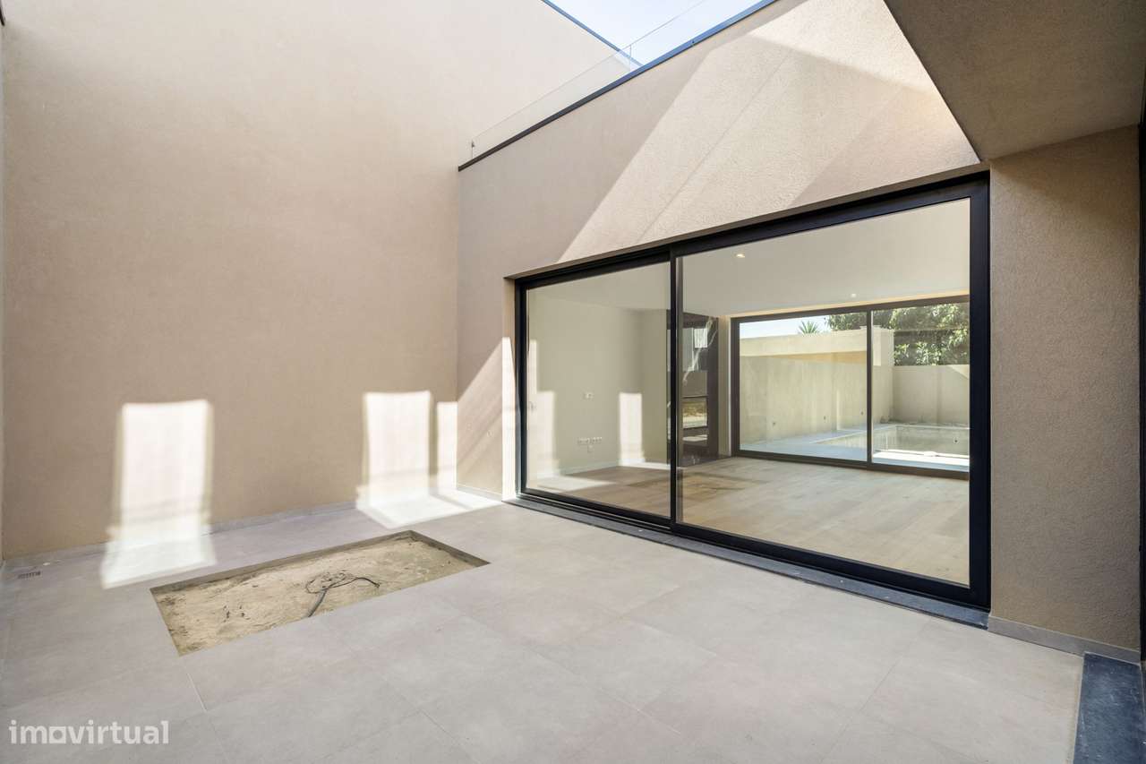 Moradia T3 de Luxo com 3 Suítes, Escritório e Piscina-14