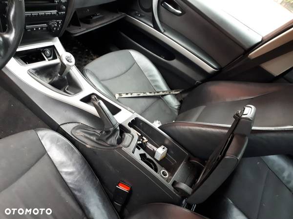 BMW E90 320D 04-08 2.0 D M47N2 BELKA TYŁ TYLNA KOMPLETNA - 17