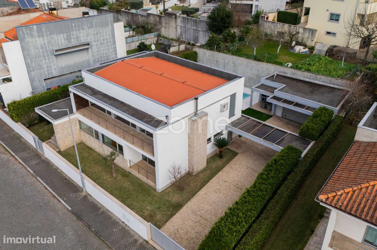 Moradia individual de dois pisos, localizada na freguesia de Fraião - Grande imagem: 1/60