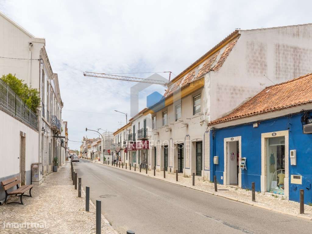 Prédio emblemático no Centro de Azeitão - Grande imagem: 3/58