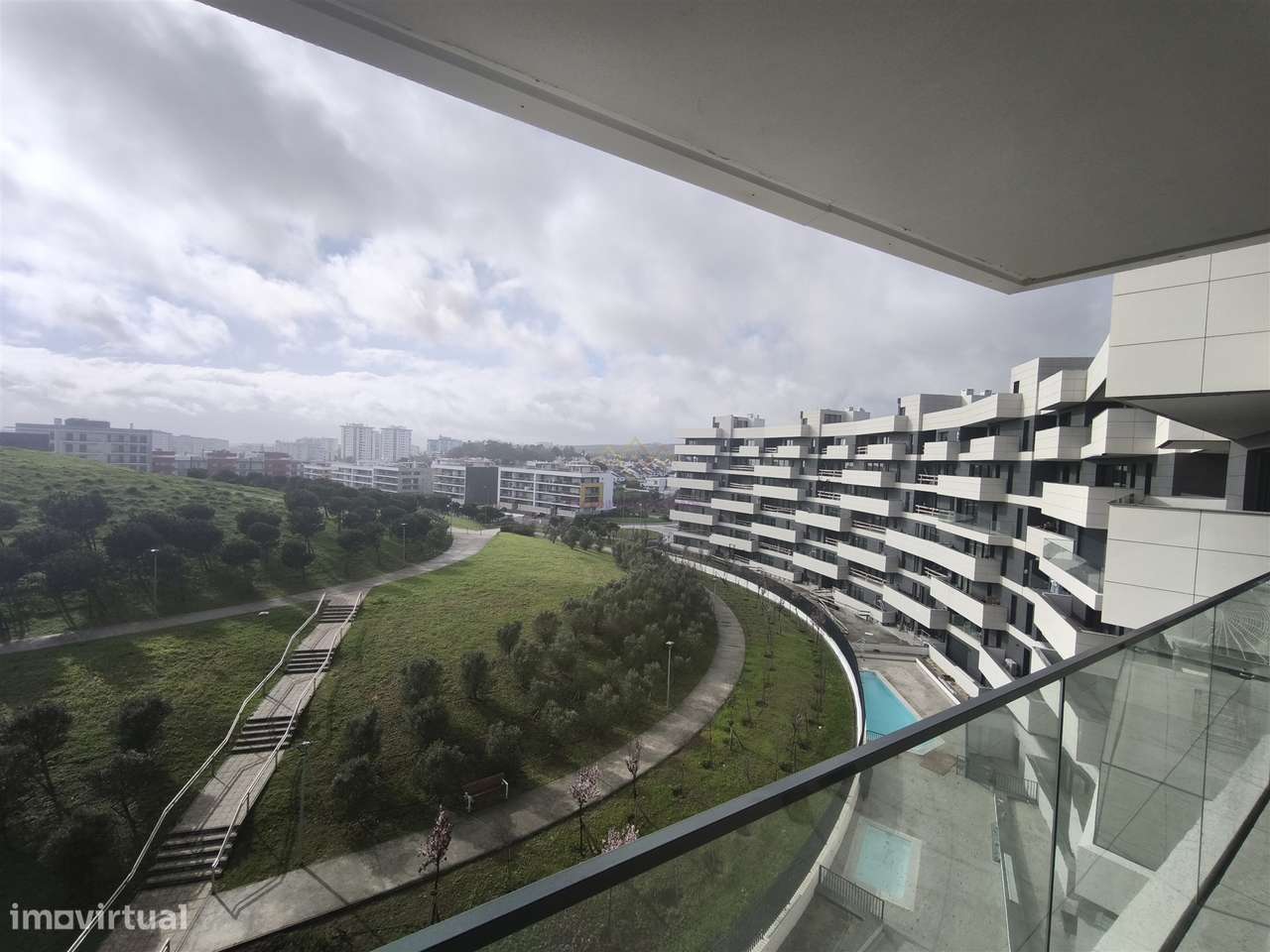 Elegância e Conforto em Carnaxide: T2 com Varandas, 2 Lugares de Garag-8