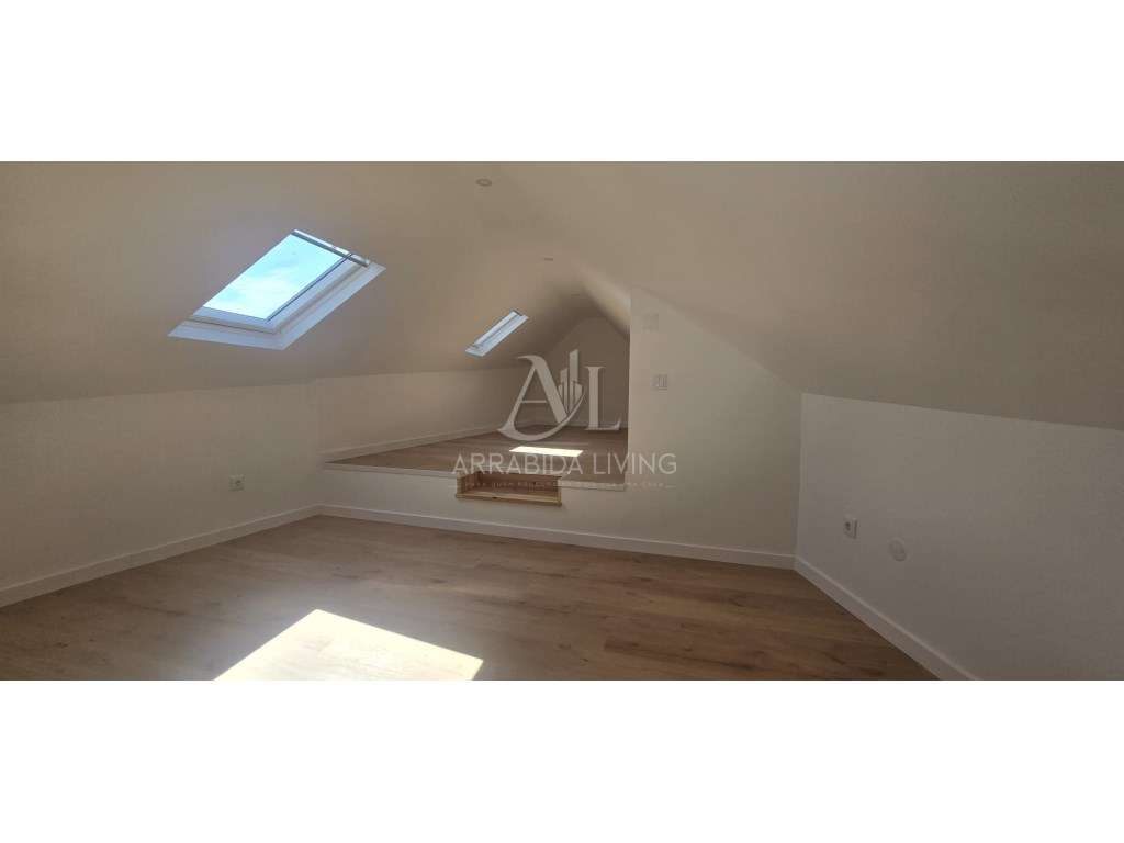 Moradia T2 Remodelada com Vista Rio em Zona Premium-9