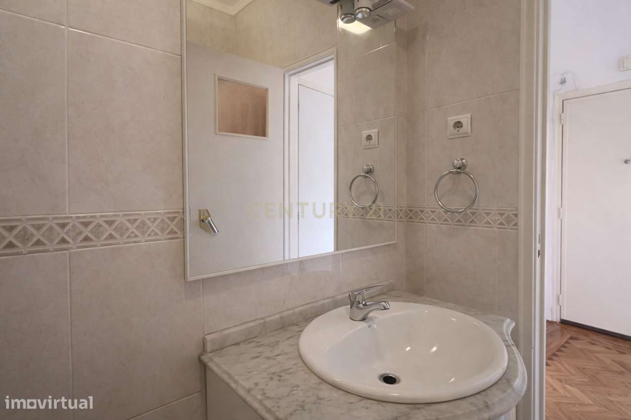 Apartamento T2 com Marquise e Excelente Potencial | Damaia de Cima – A-28