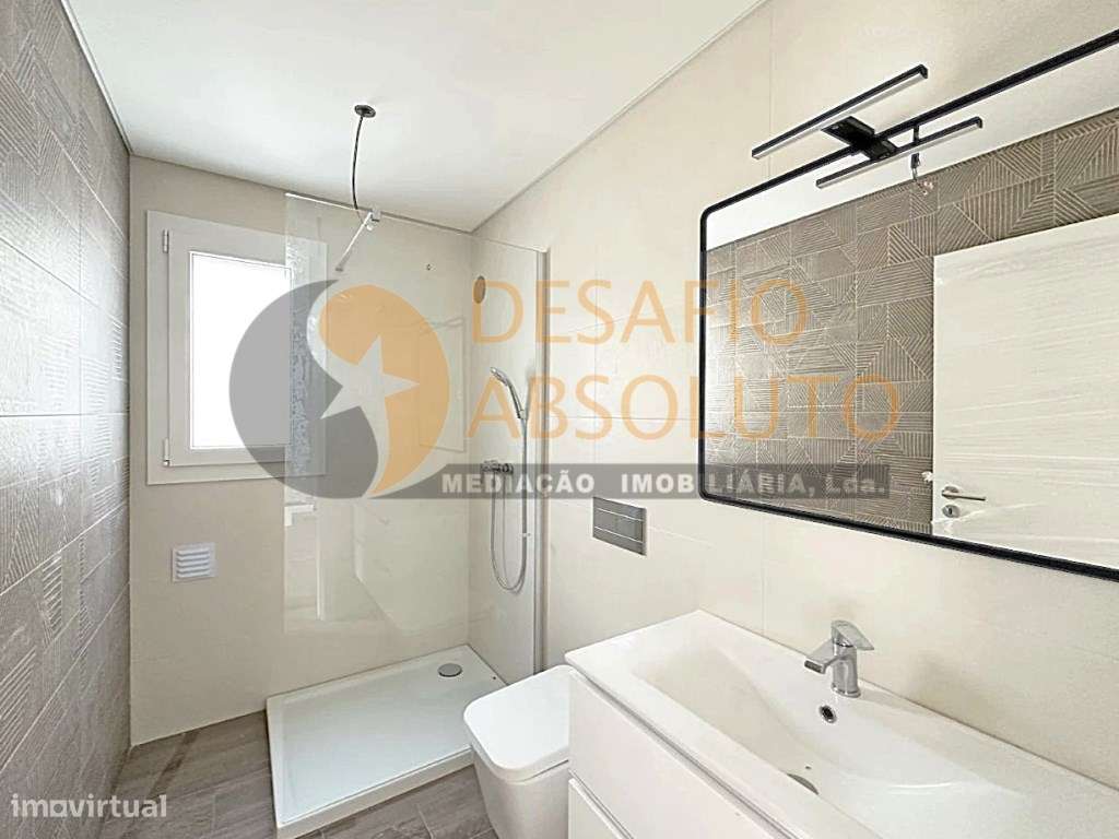 Moradia Geminada T4, 3 Suites c/ Piscina. Fernão Ferro-7