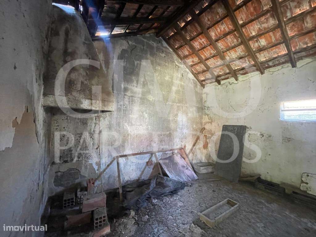 Moradia T4 para Remodelar em Oliveirinha + Terreno a poucos minutos...-7