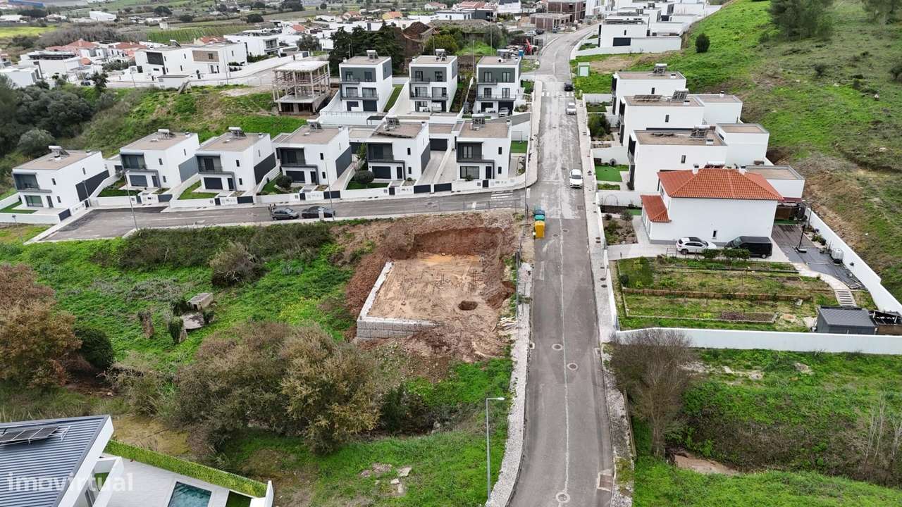 Terreno com Moradia T5 em Construção - Personalize ao Seu Gosto em Ale - Grande imagem: 3/20