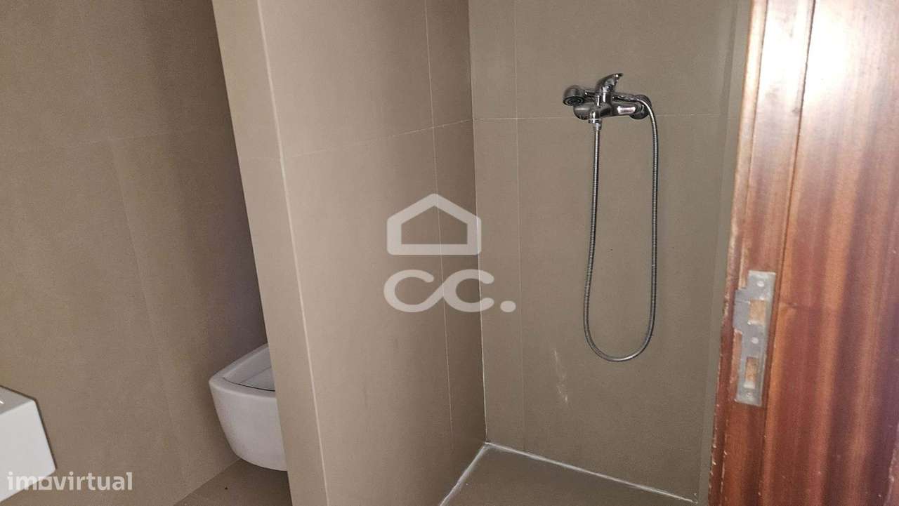 Andar de moradia V3 com terraço, localizada perto da biblioteca-23