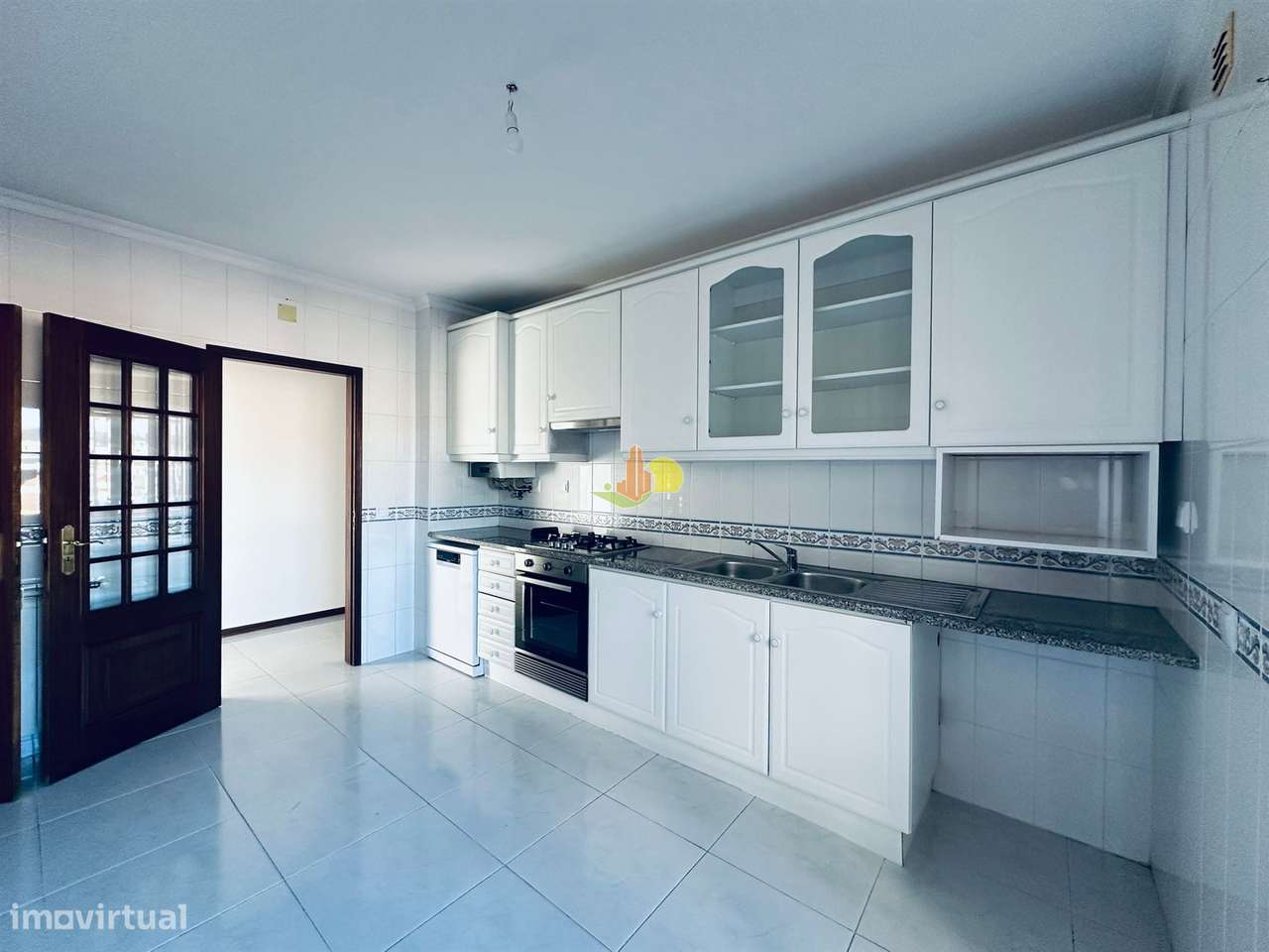 T4 c/ 3 wc´s e garagem - Arrendamento - Grande imagem: 2/37