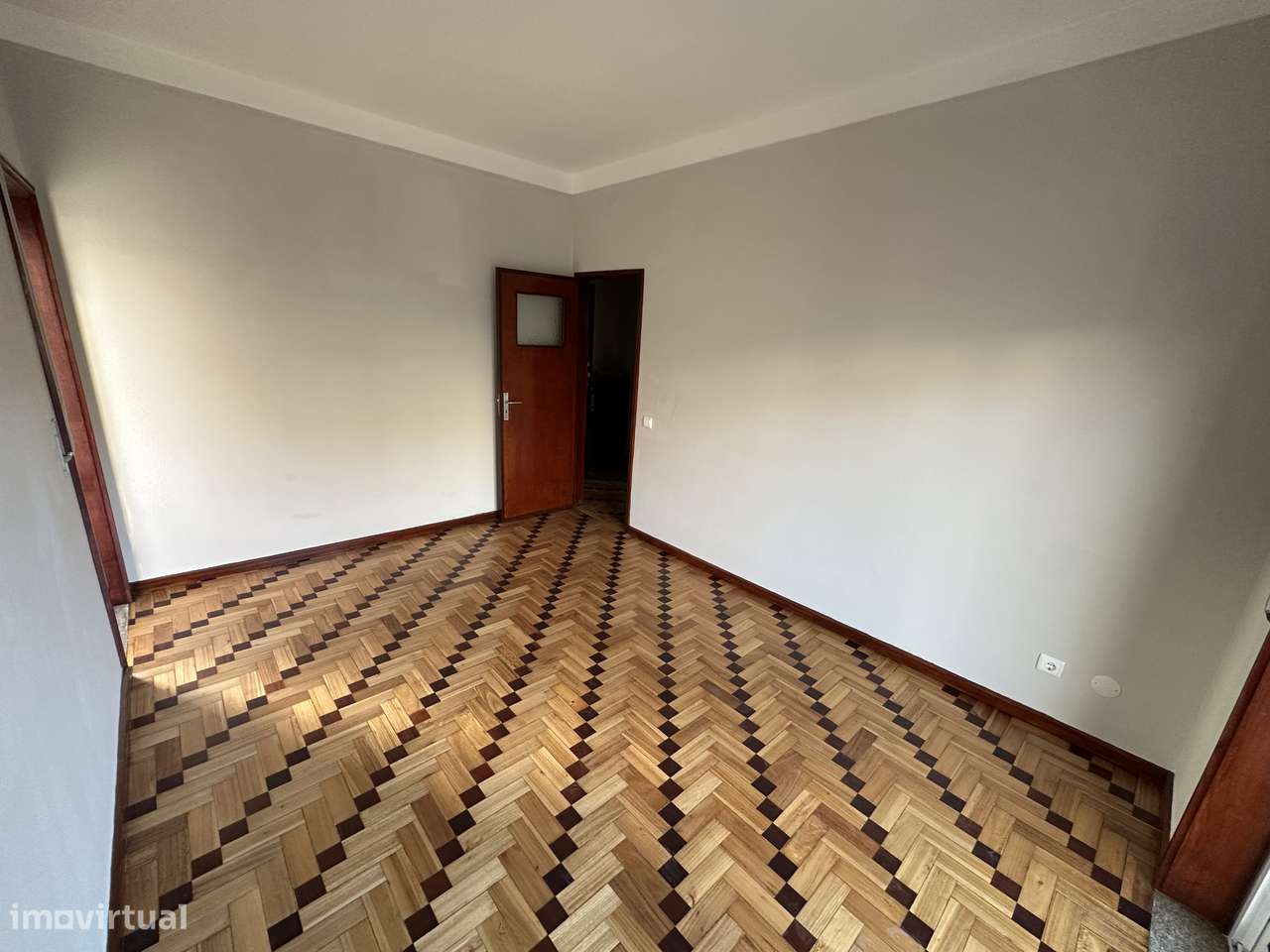 Apartamento T2+1 renovado, com garagem, em boa localização-5