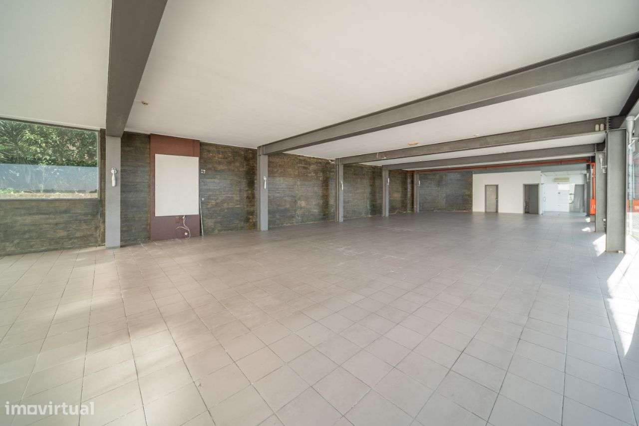 Ampla Loja a 2 minutos do centro da cidade de Guimarães - Grande imagem: 5/12