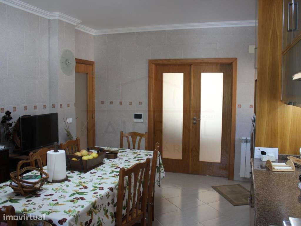 Moradia T5 com grandes áreas em zona muito tranquila de Rio Maior-34