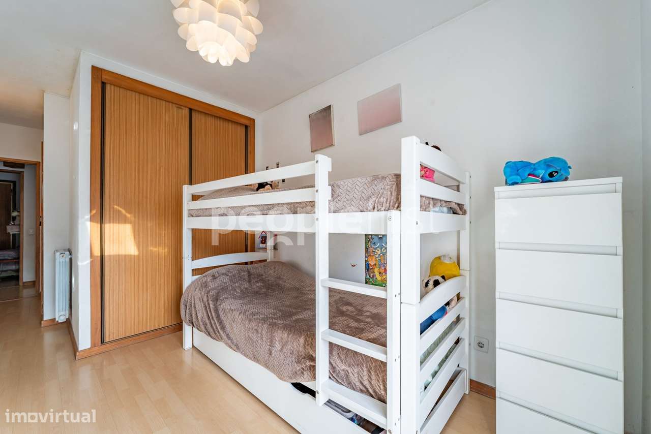 T2 com Terraço Privativo, Garagem e Arrumos-12