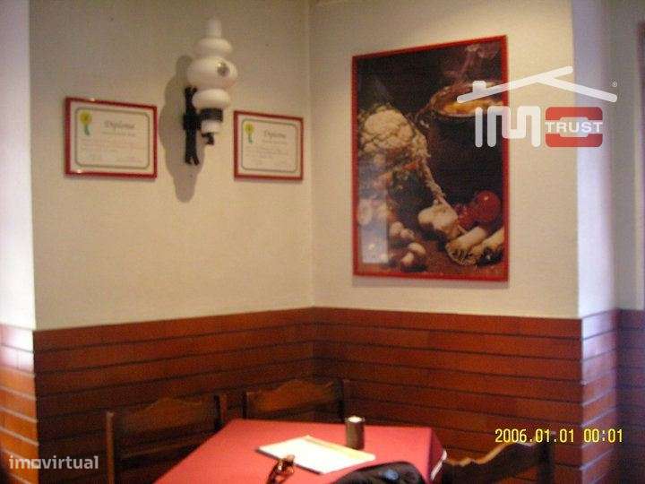 Pizzaria e Habitação no 1º andar no Centro do Montijo - Para renovar-11