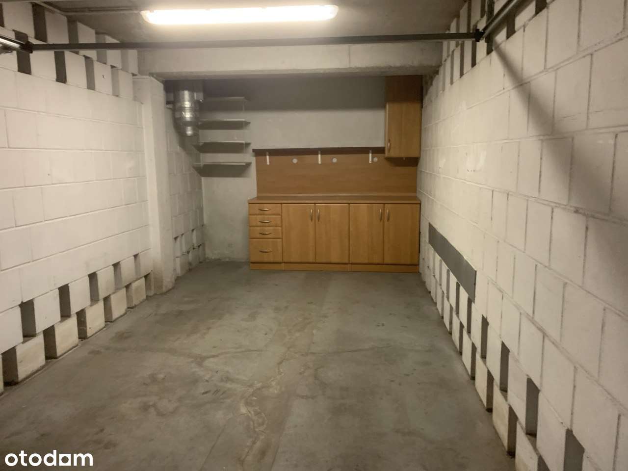 Ciepła 15a |Podziemny | Zamykany | Z bramą