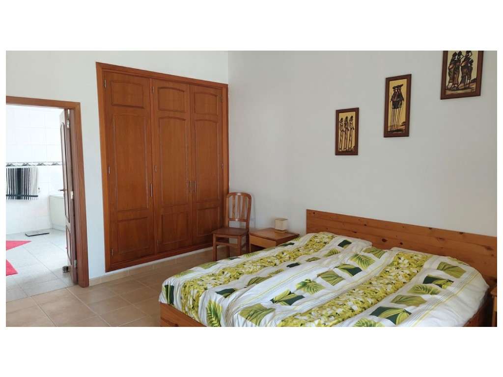 Moradia térrea, individual T4 com piscina e jacuzzi, zona Coimbrão-11