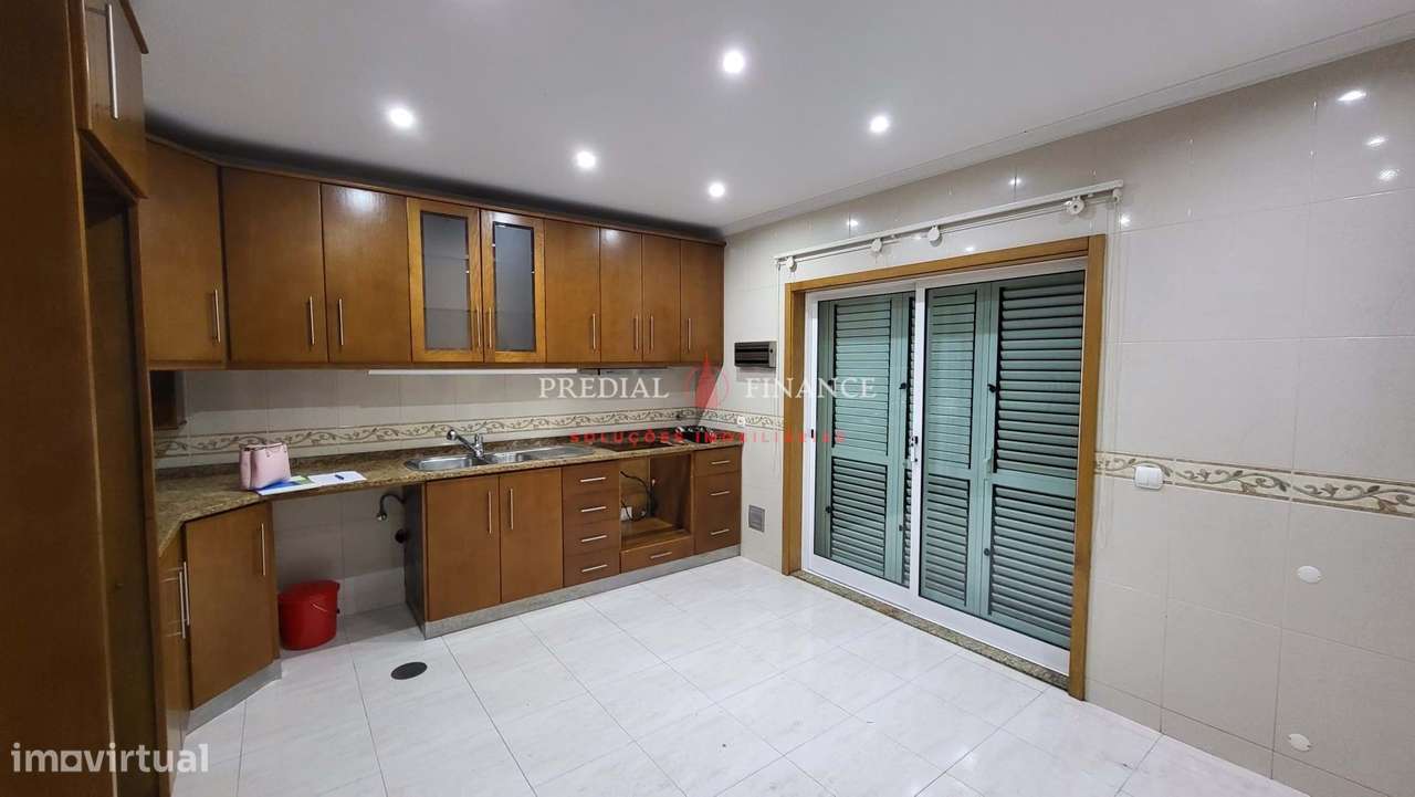 Moradia T4 com Jardim, Terraço, Garagem Dupla e Área de Barbecue — Exc - Grande imagem: 5/36