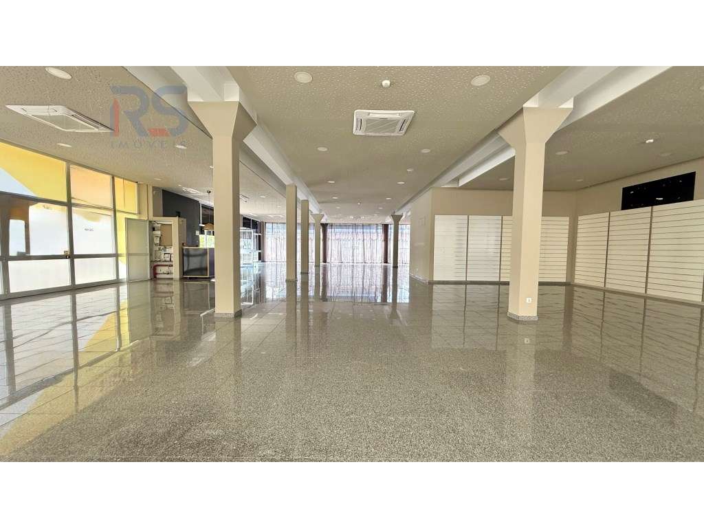 Loja de 4 frentes Porto Egas Moniz-19