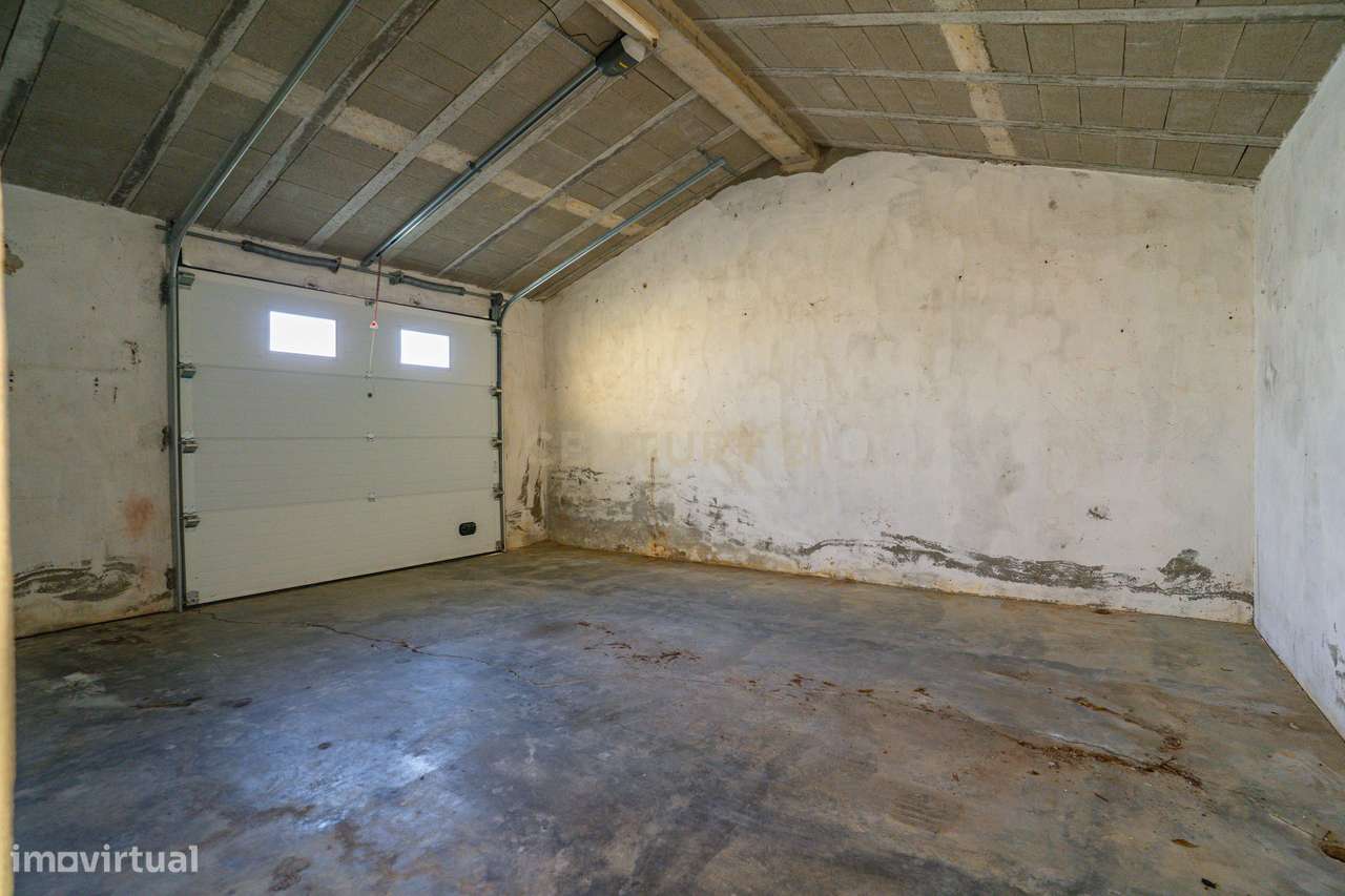 Moradia Bifamiliar com 2 Armazéns de Grande Dimensão-46