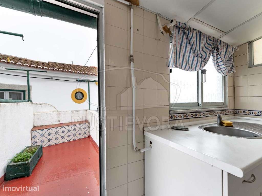 Moradia Unifamiliar T4 no Centro Histórico da Cidade - Potencial de...-15