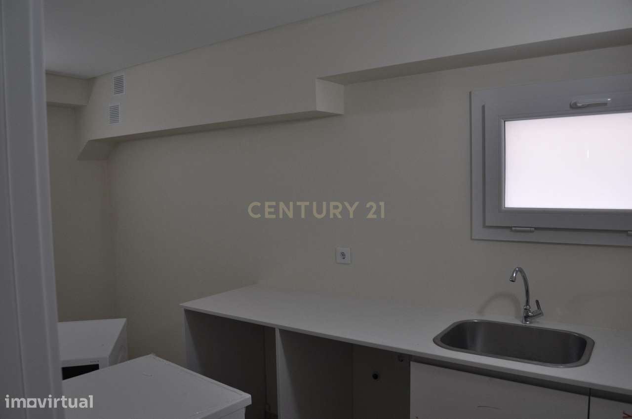 Moradia T4+1 Contemporânea com Piscina-33