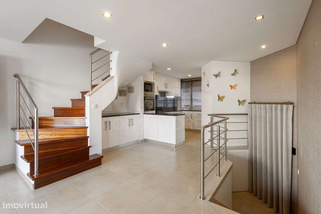 Apartamento T4 com terraço e vista mar na Praia da Areia Branca - Grande imagem: 4/31