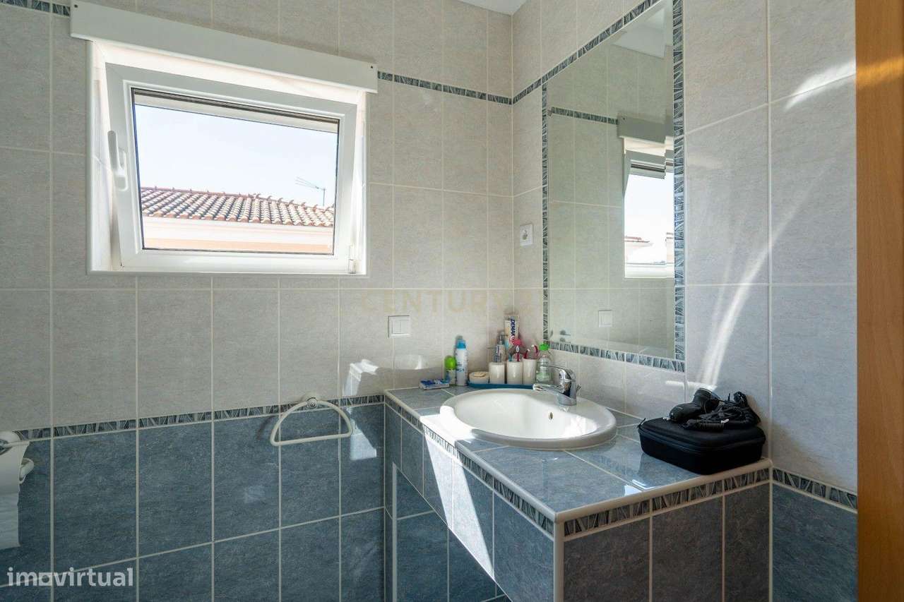 Moradia T3 - C/ espaço exterior e piscina-53