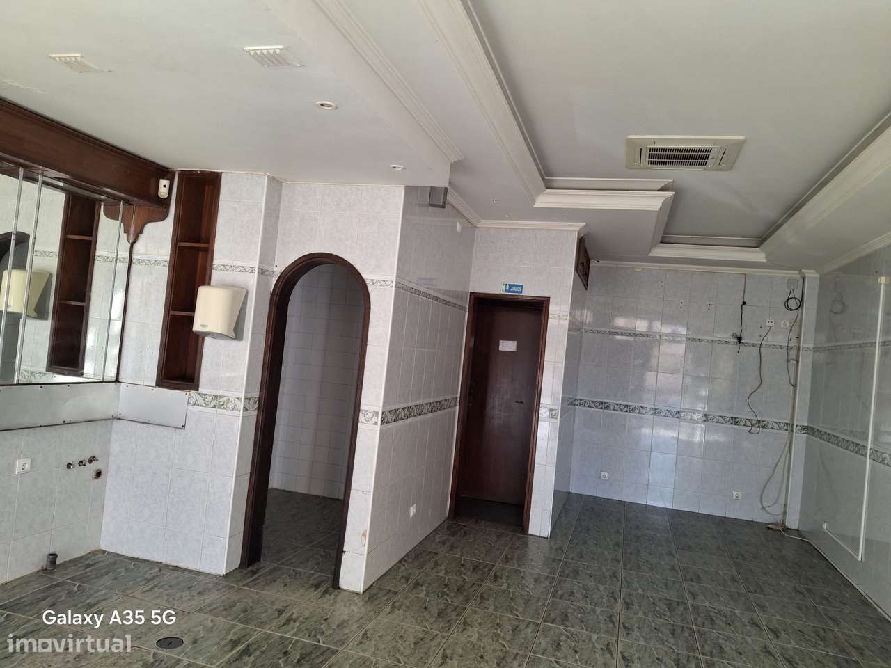 Abra Aqui o Seu Negócio – Loja para Arrendar no C.C. do Revoltilho - Grande imagem: 2/4