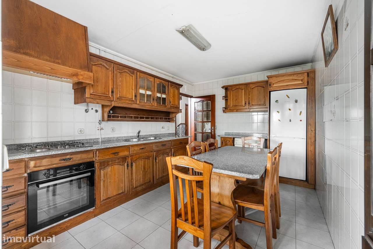 Moradia T4 de gaveto em Nogueira-7