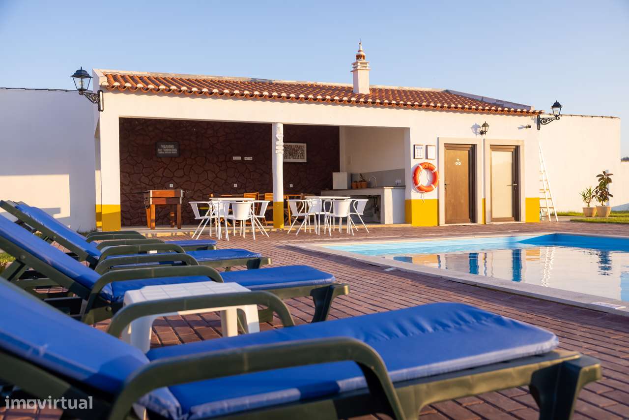 Moradia T-1 com logradouro, piscina, estacionamento.-28