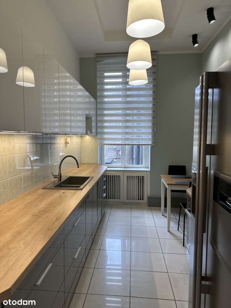 Ładne mieszkanie w kamienicy - wszędzie blisko!-10