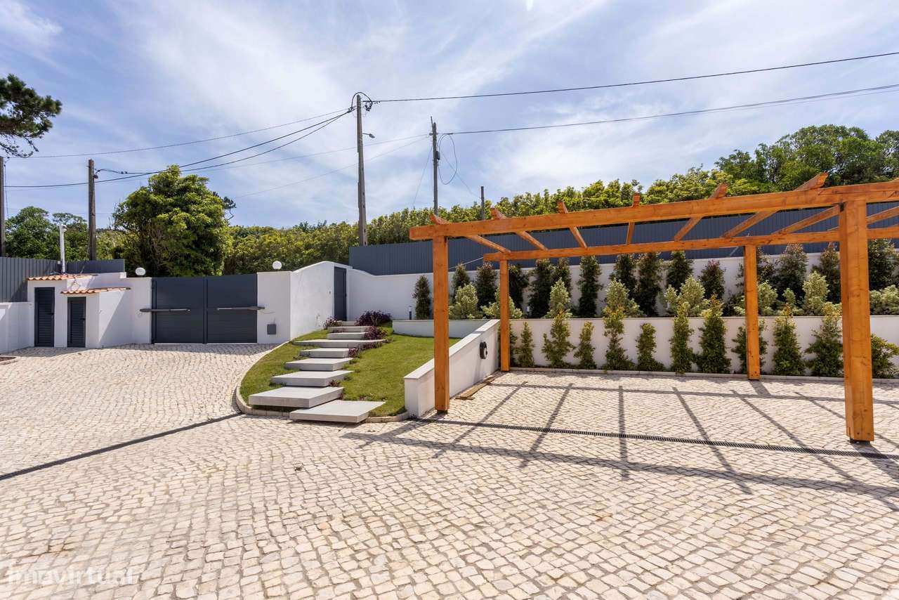 Moradia T6 com Piscina, Vista Mar e Terreno de 3.920 m² | Azoia, Sintr-11
